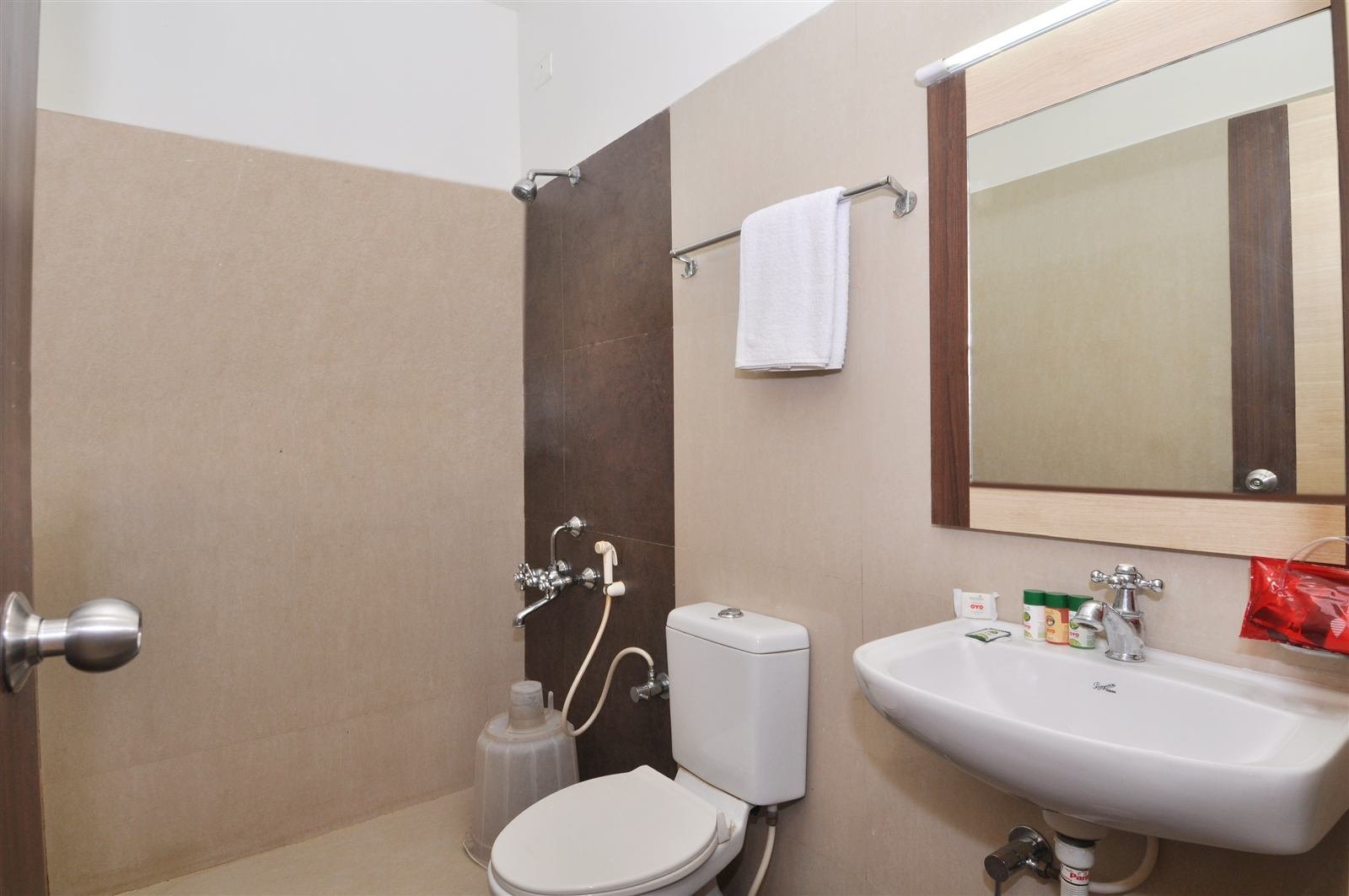 Deluxe room bathroom