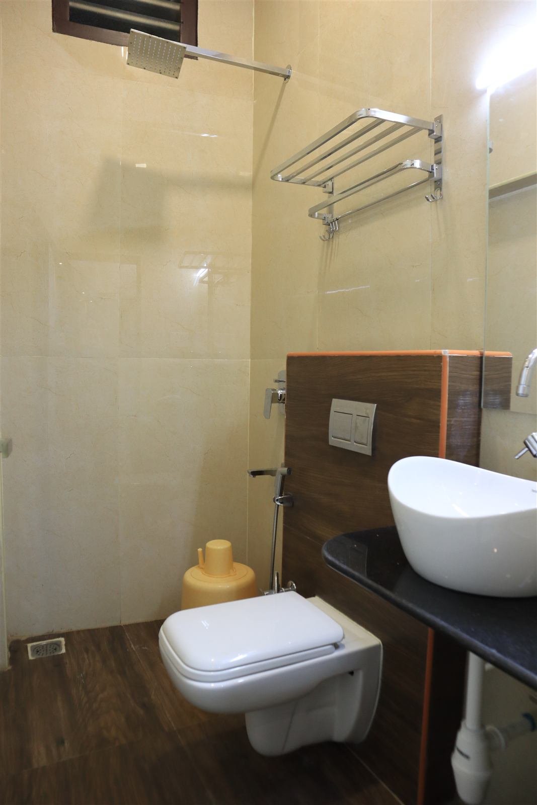 Suite bathroom